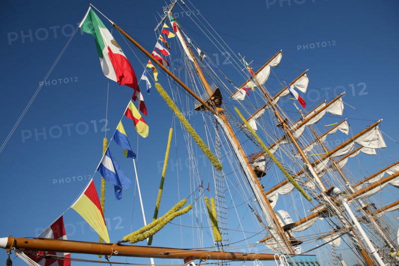 France, Haute Normandie, Seine maritime, vallee de la Seine, armada 2008, Rouen, sur les quais, navire mexicain, cuauhtemoc, pavillons,