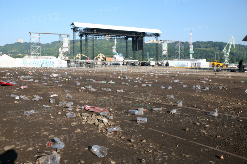 France, Haute Normandie, Seine maritime, vallee de la Seine, armada 2008, detritus, ordures, gobelets, pollution, apres le concert d'Iggy Pop,
