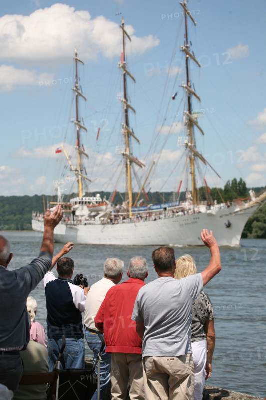 France, Haute Normandie, Seine maritime, vallee de la Seine, armada 2008, Rouen, montee des navires en Seine pour l'armada, dar mlodziezy, public, foule sur les berges,
