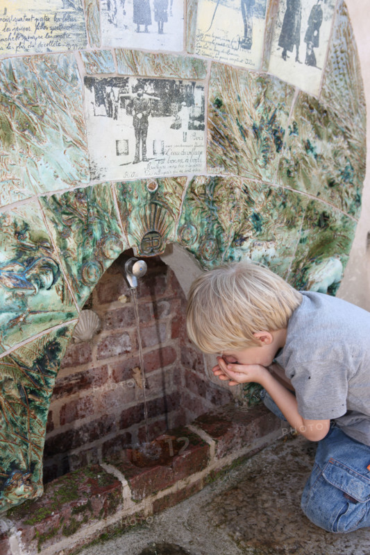France, Haute Normandie, Seine Maritime, pays de bray, mesnieres en bray, autour de la voie verte, enfant buvant a la fontaine des rencontres, personnage ok,