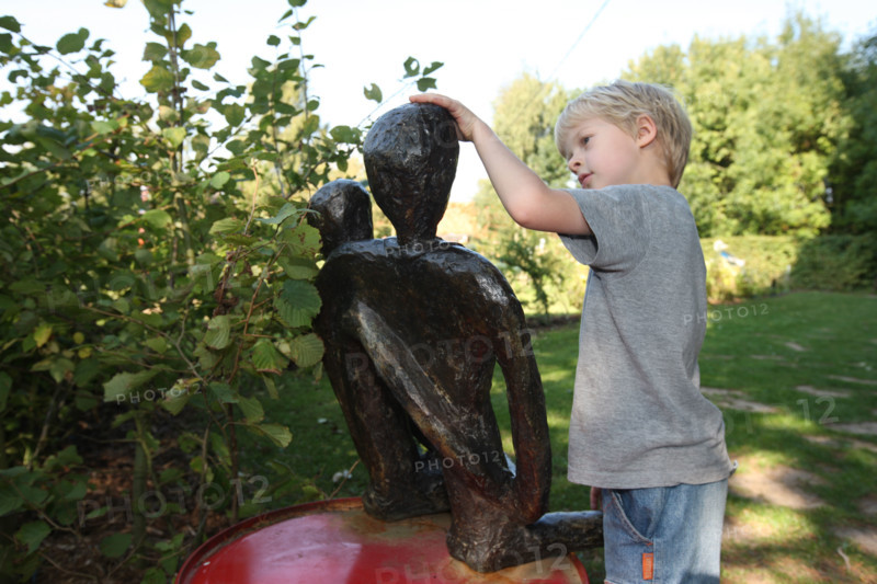 France, Haute Normandie, Seine Maritime, pays de bray, massy, labyrinthe vegetal artmazia, fonde par l'artiste Geoff Troll, enfant contemplant une sculpture, personnage ok,