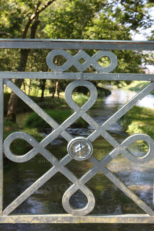 France, Haute Normandie, Seine Maritime, pays de Caux maritime, vallee de la Durdent, cours d'eau, riviere, parapet d'un pont, ferronnerie,