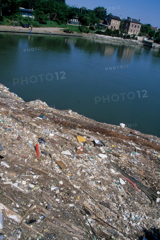 France, environnement, developpement durable, pollution, dechets, decharge sauvage, poubelle, detritus, Seine, village, berge,