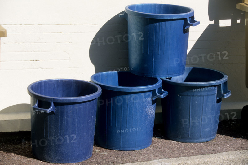 France, environnement, developpement durable, pollution, dechets, poubelles neuves, detritus,