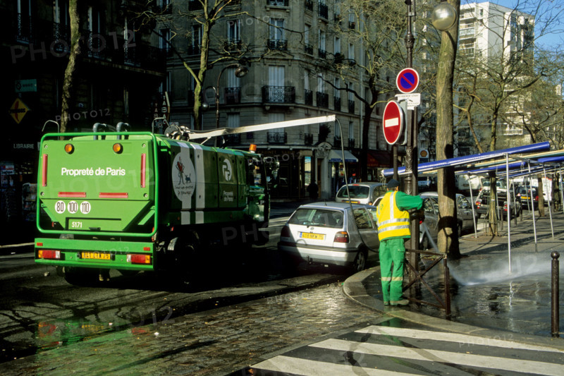 France, environnement, Paris, developpement durable, pollution, dechets, nettoyage, pression, marche, trottoir, camion, ouvrier, poubelle, detritus,