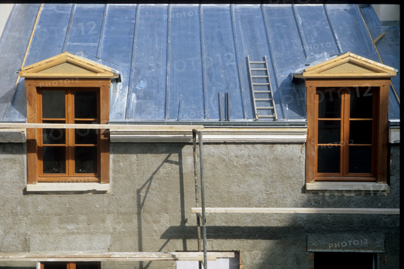 France, environnement, habitat, chantier, maison individuelle, echafaudage, amelioration de l'habitat, toiture zinc, fenetres,