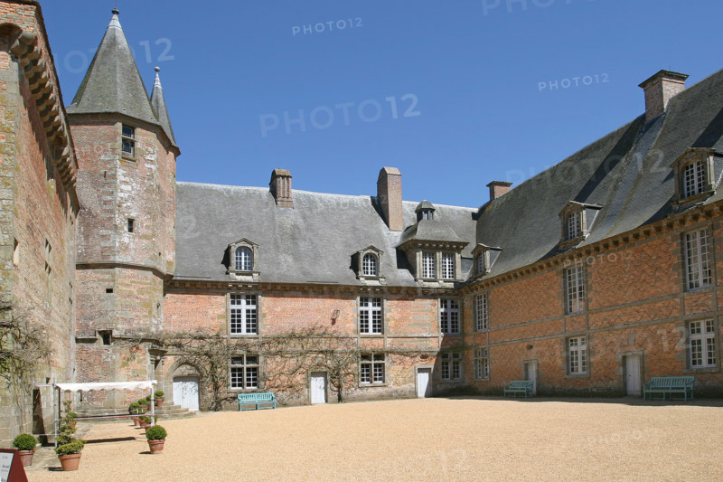 France, Basse Normandie, orne, chateau de carrouges, cour, donjour, tour, construction de briques,