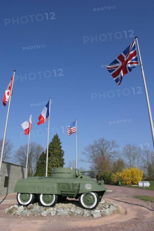 France, Basse Normandie, orne, memorial de montormel, seconde guerre mondiale, bataille de Normandie, engin, militaire, drapeaux allies, musee,