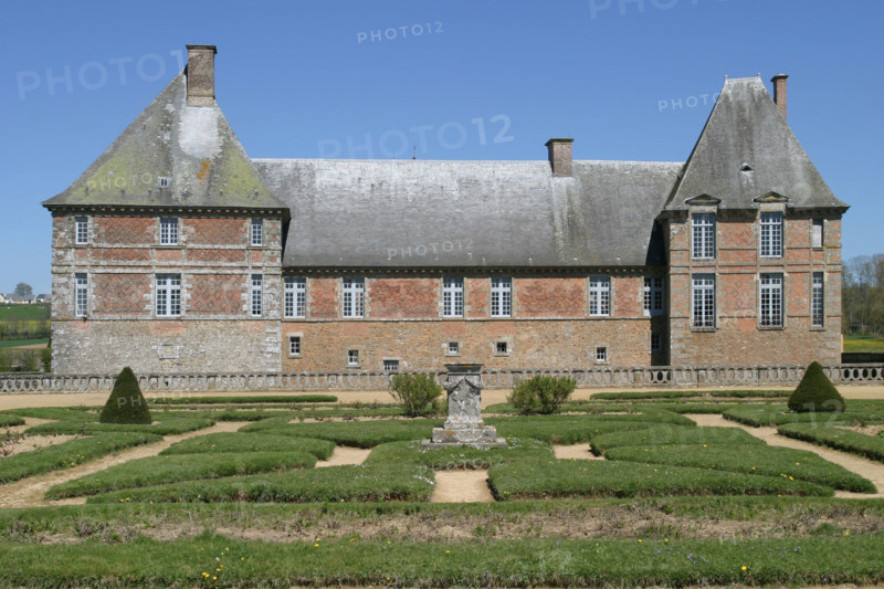 France, Basse Normandie, orne, chateau de carrouges, jardin a la francaise, parc, arriere du chateau, appareil de briques,