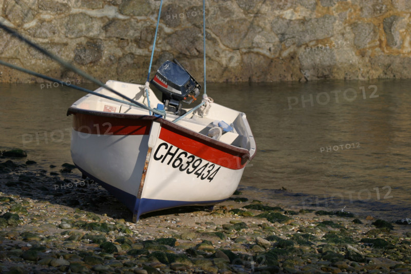France, Basse Normandie, Manche, Cotentin, cap de la hague, port Racine, Saint-Germain des vaux, plus petit port de france, barques, cordages, digue, maree basse,