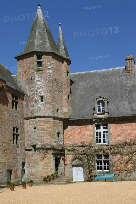 France, Basse Normandie, orne, chateau de carrouges, cour, donjour, tour, construction de briques,