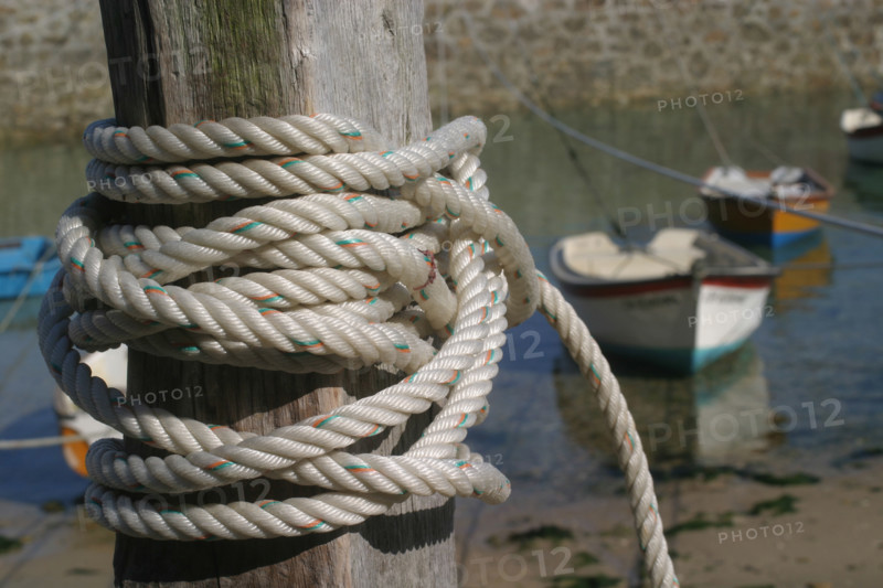 France, Basse Normandie, Manche, Cotentin, cap de la hague, port Racine, Saint-Germain des vaux, plus petit port de france, barques, cordages, digue, poteau,