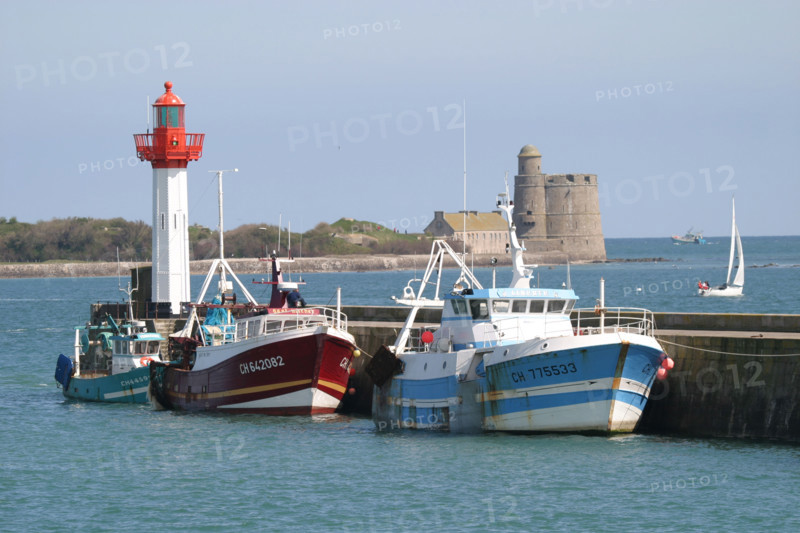 France, Basse Normandie, Manche, val de saire, saint vaast la hougue, chalutiers amarres a la digue, face a l'ile tatihou, fort vauban, phare, bateaux de peche,