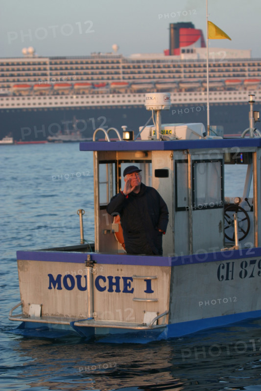 France, Basse Normandie, Manche, Cotentin, Cherbourg, rade, premiere escale francaise du paquebot Queen Mary II le 14 avril 2004, compagnie cunard, plaisancier, pecheur, accueil au port,