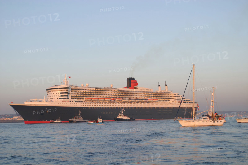 France, Basse Normandie, Manche, Cotentin, Cherbourg, rade, premiere escale francaise du paquebot Queen Mary II le 14 avril 2004, compagnie cunard, remorqueur, accueil au port,