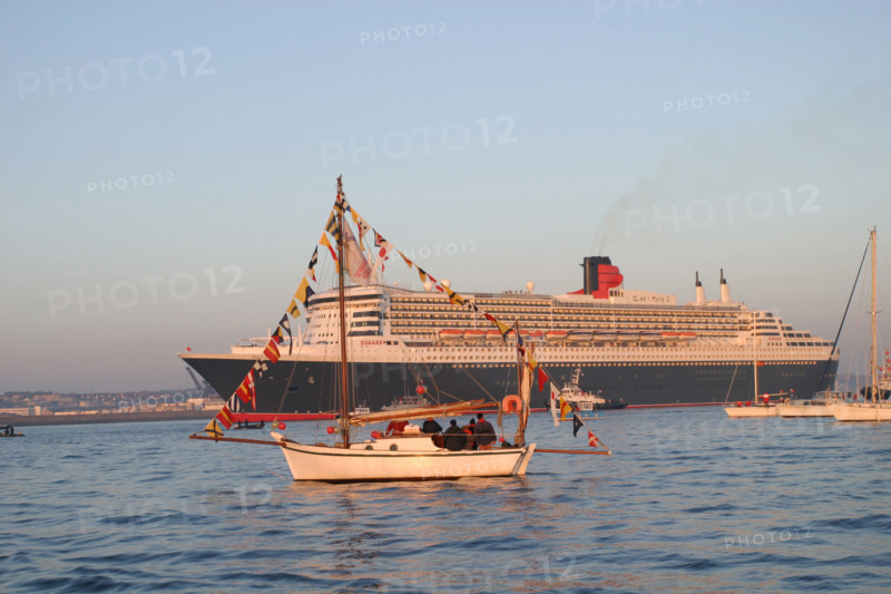 France, Basse Normandie, Manche, Cotentin, Cherbourg, rade, premiere escale francaise du paquebot Queen Mary II le 14 avril 2004, compagnie cunard, plaisanciers, voiliers, accueil au port,