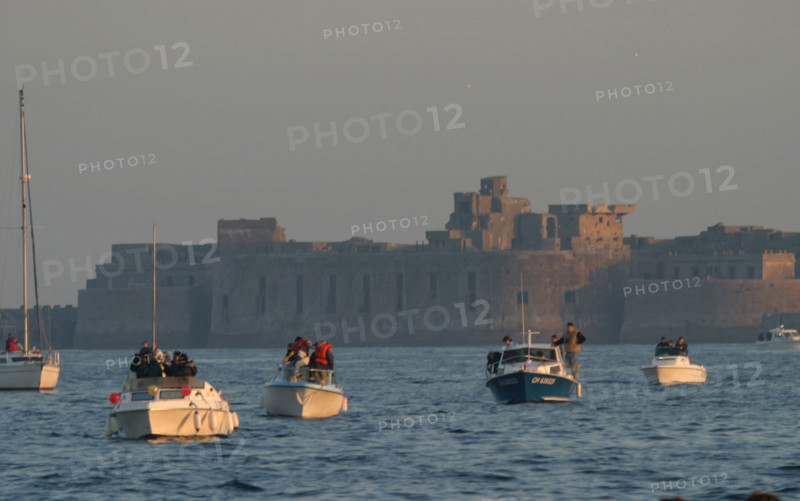 France, Basse Normandie, Manche, Cotentin, Cherbourg, navires de plaisance naviguant dans le rade, lever de soleil, navigation, loisir, voiliers, fort de l'ile pelee au fond,