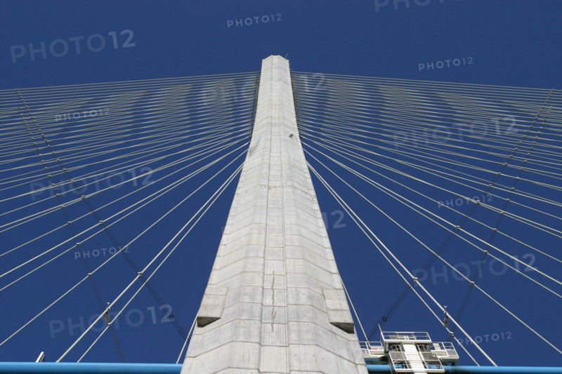 France, Haute Normandie, Seine Maritime, pont de Normandie, detail du pilier et des haubans et ciel bleu, nacelle,