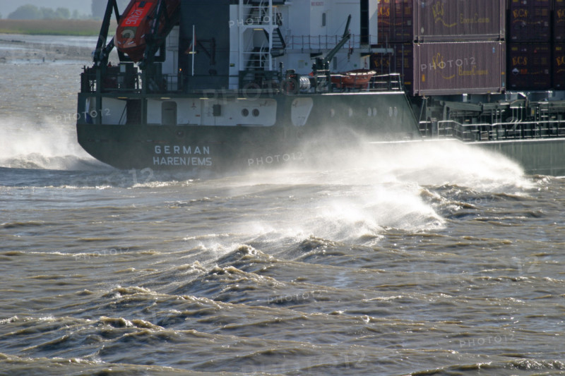 France, Haute Normandie, Seine Maritime, vallee de la Seine, entre pont de Normandie et Tancarville, cargo en Seine, ecume et vagues,
