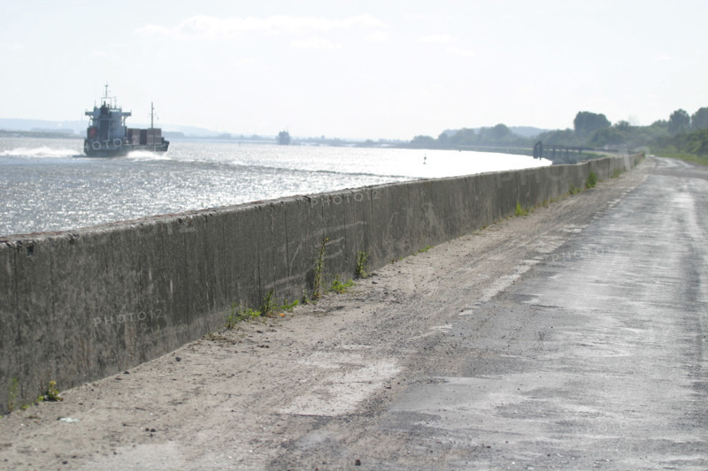 France, Haute Normandie, Seine Maritime, vallee de la Seine, entre pont de Normandie et Tancarville, cargo en Seine, chemin de halage,