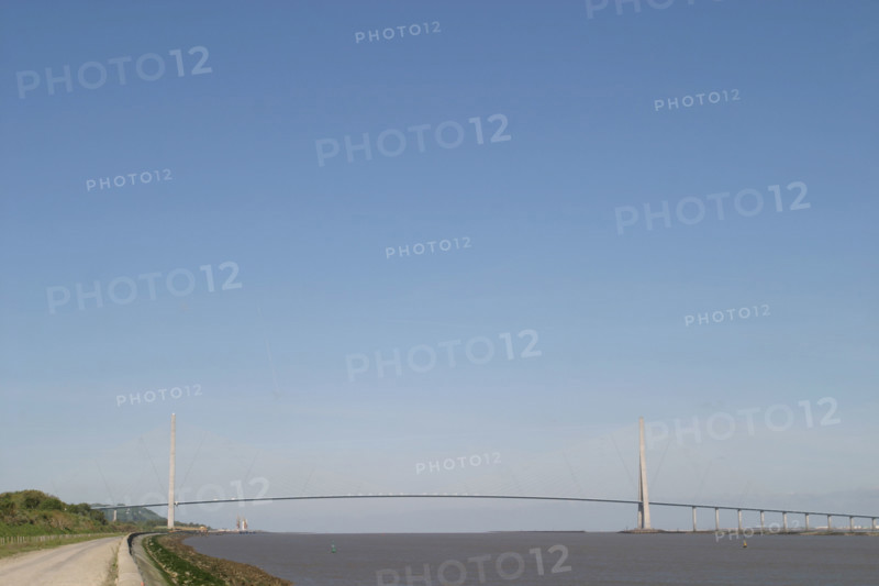 France, Haute Normandie, Seine Maritime, vallee de la Seine, pont de Normandie, panorama, chemin de halage,