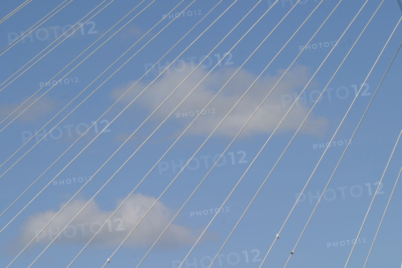 France, Haute Normandie, Seine Maritime, pont de Normandie, detail des haubans et ciel nuageux,