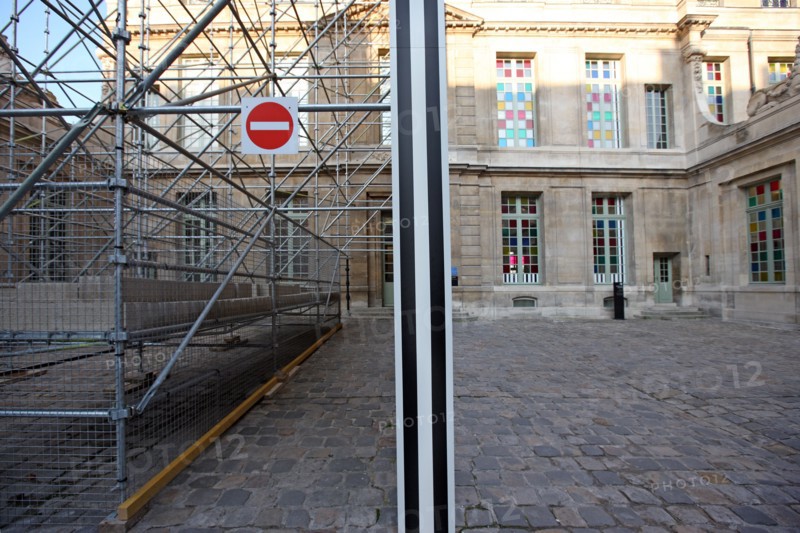 France, Paris 3e arrondissement, quartier du Marais, rue de Montmorency, Hotel Sale, musee Picasso, la coupure, installation de Daniel Buren, miroir, facade sur cour, echafaudage
