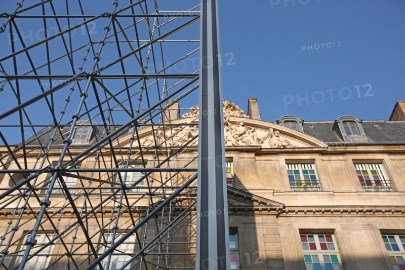 France, Paris 3e arrondissement, quartier du Marais, rue de Montmorency, Hotel Sale, musee Picasso, la coupure, installation de Daniel Buren, miroir, facade sur cour, echafaudage