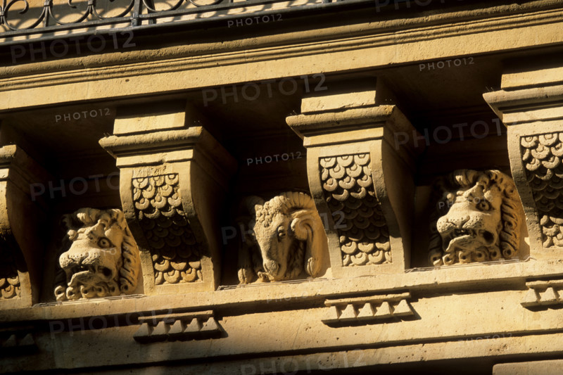 France, Paris 4e, le marais, rue Francois miron, hotel de beauvais, monument historique, hotel particulier, facade sur cour, decors sculptes, frise, animaux,