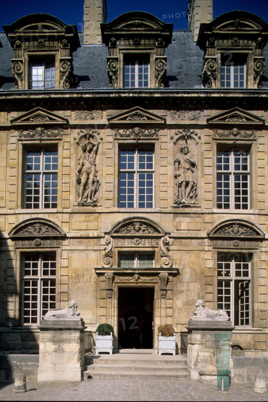 France, Paris 4e, le marais, 62 rue saint antoine, hotel de sully, siege des monuments nationaux, monum, monument historique, hotel particulier, facade sur cour, decors sculptes,