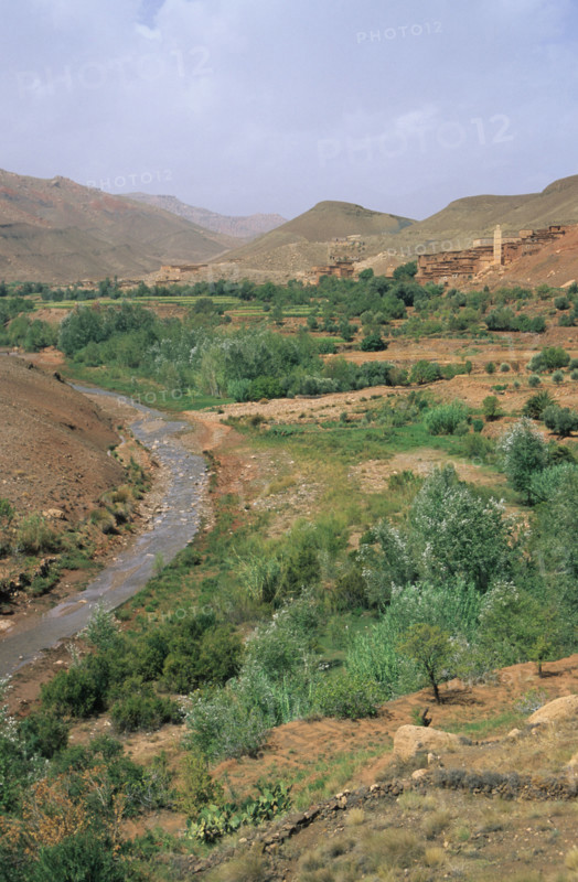 Afrique, maroc, haut atlas, Village 
entre Marrakech et ouarzazate, montagne, desert, paysage, panorama, route,