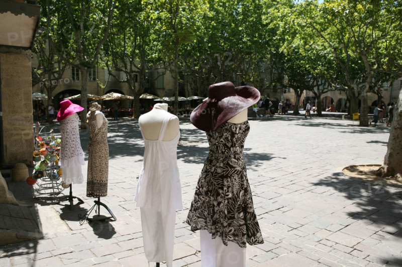 France, languedoc roussillon, gard, uzes, place aux herbes, commerce, chapeau, robes, habitat traditionnel,