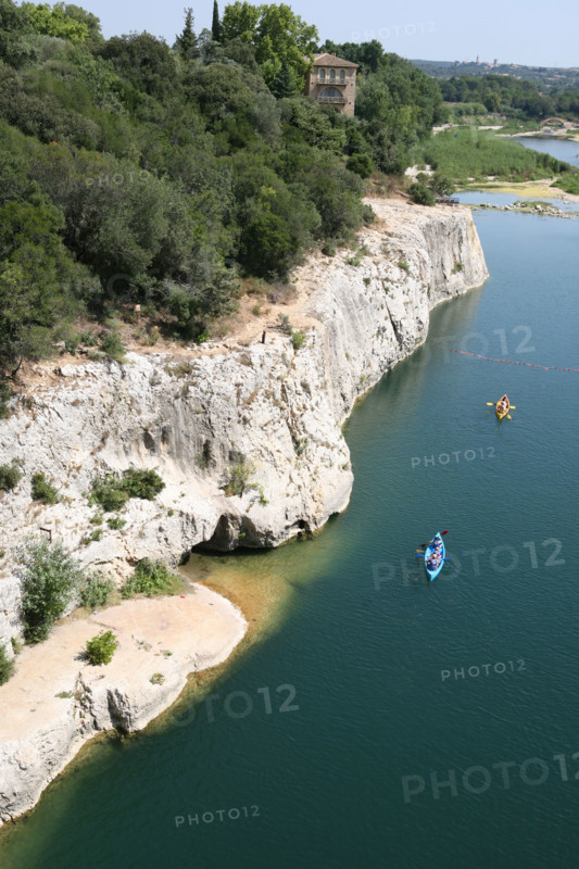 France, languedoc roussillon, gard, site du pont du gard, grand site, paysage, aqueduc romain, riviere le gardon, arches, canoe kayak sur la riviere