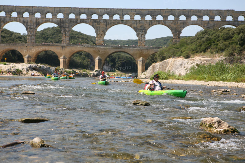 France, languedoc roussillon, gard, site du pont du gard, grand site, paysage, aqueduc romain, riviere le gardon, arches, canoe kayak sur la riviere