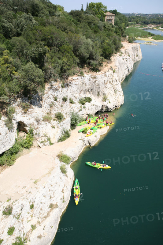 France, languedoc roussillon, gard, site du pont du gard, grand site, paysage, aqueduc romain, riviere le gardon, arches, canoe kayak sur la riviere,