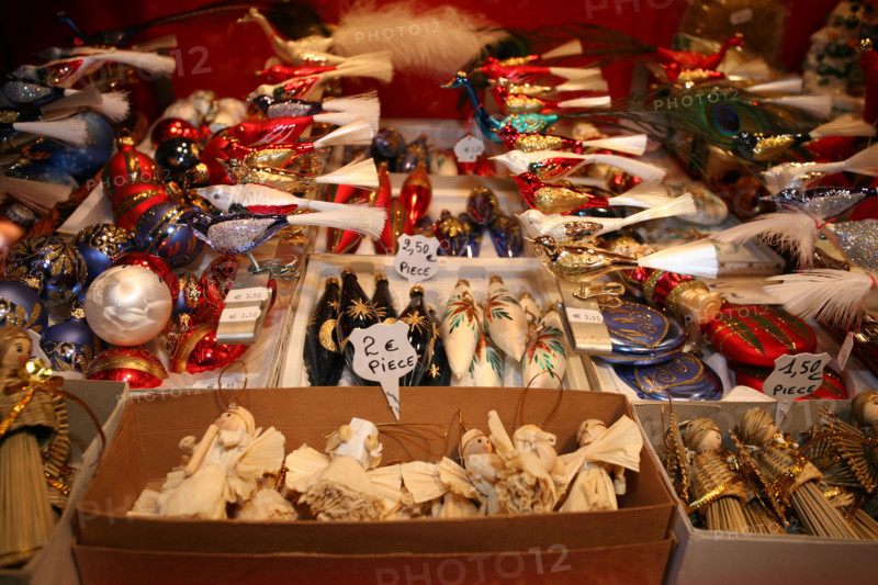 France, alsace, bas rhin, strasbourg, marche de Noel 2006, festivites, decor, sapin, boules, guirlandes, arbre de noel, commerce, ambiance, hiver, vin chaud, fete, tradition,