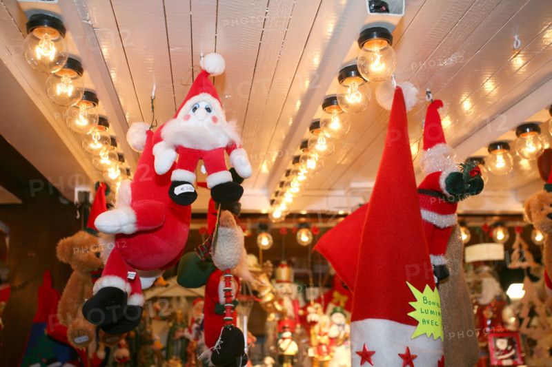 France, alsace, bas rhin, strasbourg, marche de Noel 2006, festivites, decor, sapin, boules, guirlandes, arbre de noel, commerce, ambiance, hiver, vin chaud, fete, tradition,