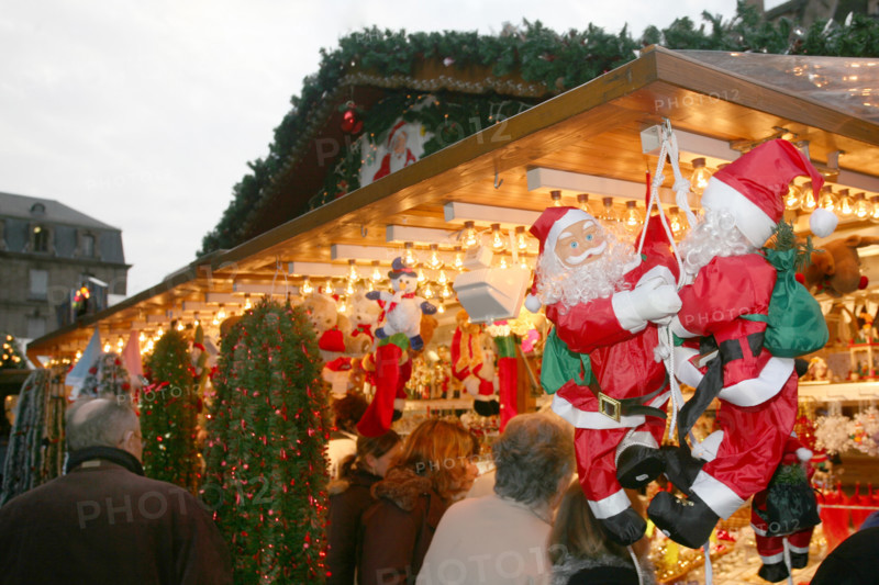 France, alsace, bas rhin, strasbourg, marche de Noel 2006, festivites, decor, sapin, boules, guirlandes, arbre de noel, commerce, ambiance, hiver, vin chaud, fete, tradition,