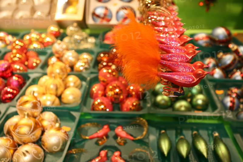 France, alsace, bas rhin, strasbourg, marche de Noel 2006, festivites, decor, sapin, boules, guirlandes, arbre de noel, commerce, ambiance, hiver, vin chaud, fete, tradition,