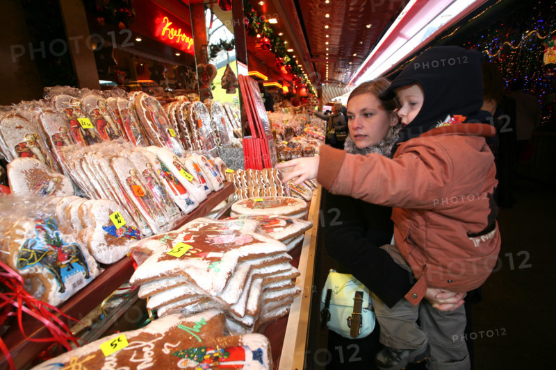 France, alsace, bas rhin, strasbourg, marche de Noel 2006, festivites, decor, sapin, boules, guirlandes, arbre de noel, commerce, ambiance, hiver, vin chaud, fete, tradition,