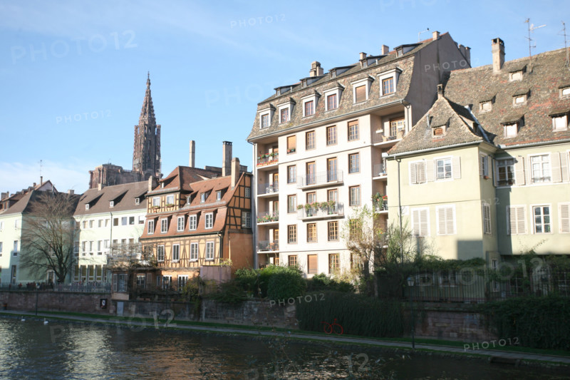 France, alsace, bas rhin, strasbourg, croisiere fluviale sur l'Ill pendant la periode des marches de noel, maisons sur les quais, habitat