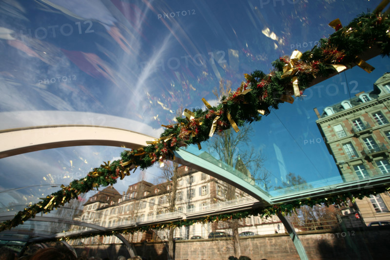 France, alsace, bas rhin, strasbourg, croisiere fluviale sur l'Ill pendant la periode des marches de noel, maisons sur les quais, habitat traditionnel, la petite france,