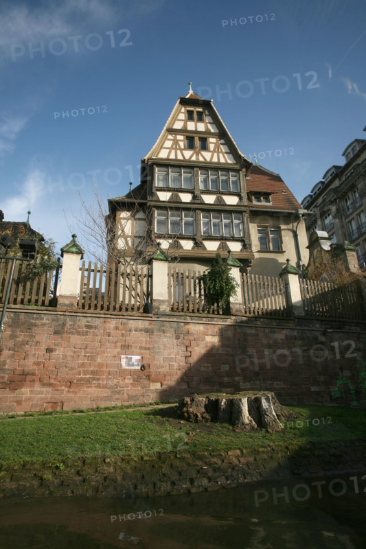 France, alsace, bas rhin, strasbourg, croisiere fluviale sur l'Ill pendant la periode des marches de noel, maison a pans de bois sur les quais, colombages, habitat traditionnel,