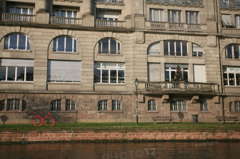 France, alsace, bas rhin, strasbourg, croisiere fluviale sur l'Ill pendant la periode des marches de noel, immeuble sur les quais,