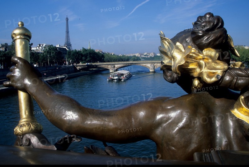 France, paris 8e, la seine, pont Alexandre III, bateau mouche, tour eiffel, sculpture, statue, tablier, neva,