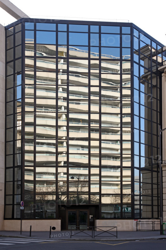 France, paris 14e, montparnasse, refelts dans un immeuble vitre, rue vercingetorix, place de catalogne, boffil, architecture, vitres,