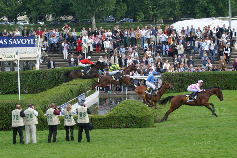 France, ile de france, paris 16e, hippodrome d'auteuil, course d'obstacles, gras savoye grand steeple-chase de paris 2004, jockey, cheval, prix, pur sang, cheval, hippisme, turf, photographes sur la piste,