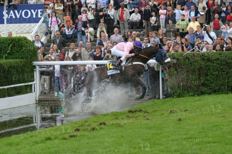 France, ile de france, paris 16e, hippodrome d'auteuil, course d'obstacles, gras savoye grand steeple-chase de paris 2004, jockey, cheval, prix, pur sang, cheval, hippisme, turf,