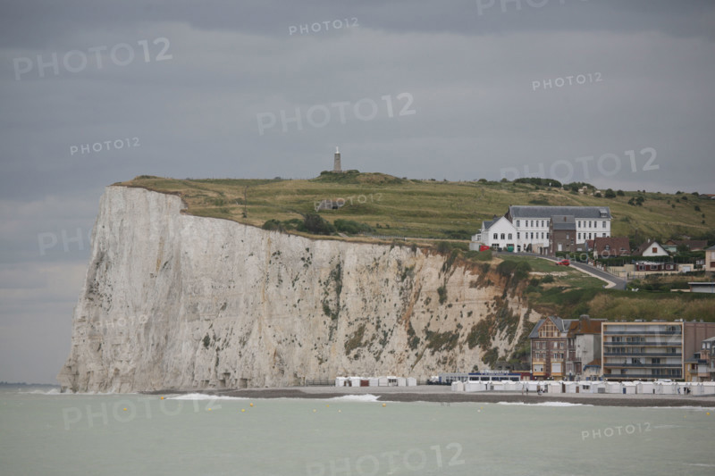 France, somme, entre picardie et Normandie, mers les bains, face au treport, pays de la bresle maritime, vue sur la cote et les falaises, cote d'albatre, mers les bains