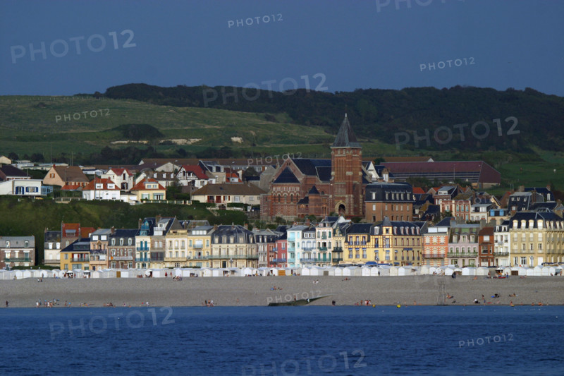 France, somme, entre picardie et Normandie, mers les bains, face au treport, pays de la bresle maritime, vue sur le front de mer et la plages, cote d'albatre,